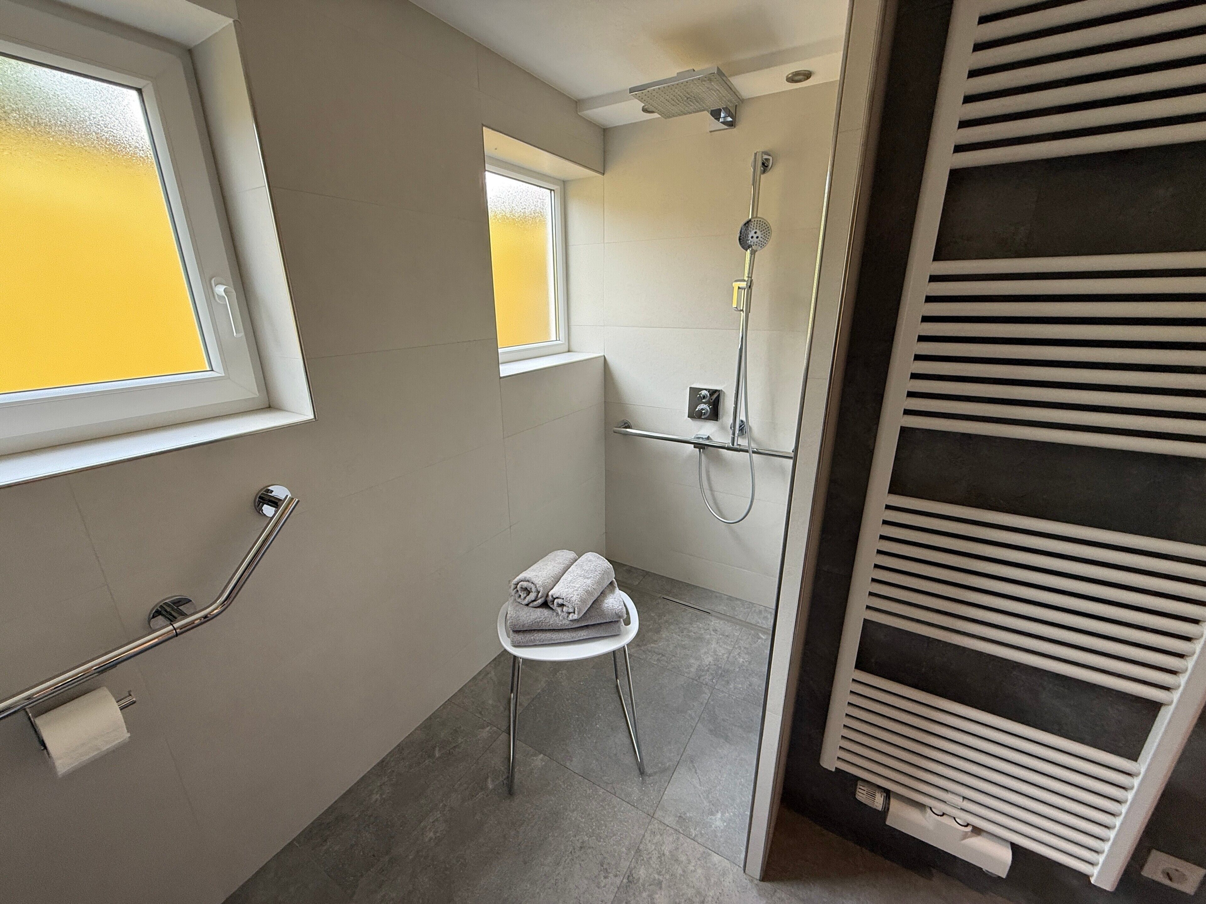 Een douche, een haardroger, handdoeken