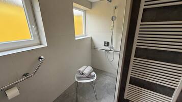 Een douche, een haardroger, handdoeken
