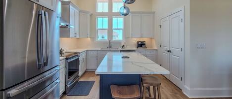 Refrigerador, microondas, placa de cocina, lavavajillas