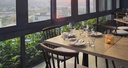 Fully-Equipped Modern Apartment Menlyn Maine Attractions