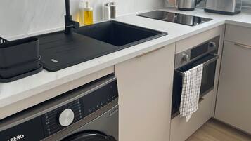 Frigorífico, microondas, horno y placa de cocina