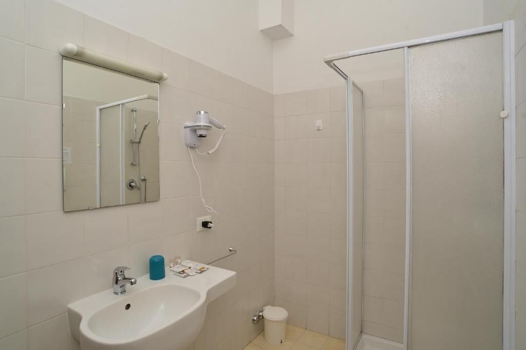 Douche, articles de toilette gratuits, sèche-cheveux