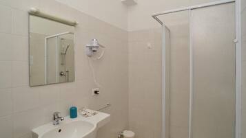 Douche, articles de toilette gratuits, sĂšche-cheveux