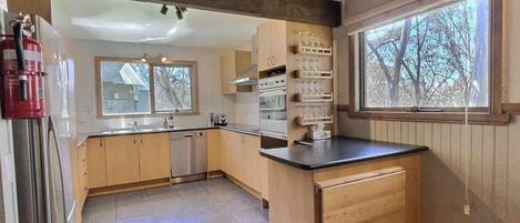 Micro-ondes, four, lave-vaisselle, cafetière/bouilloire