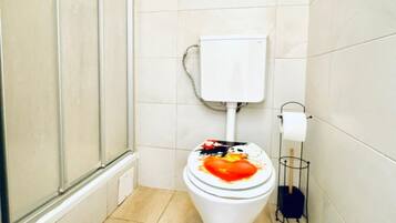 Dusche, Haartrockner, HandtĂŒcher, Seife