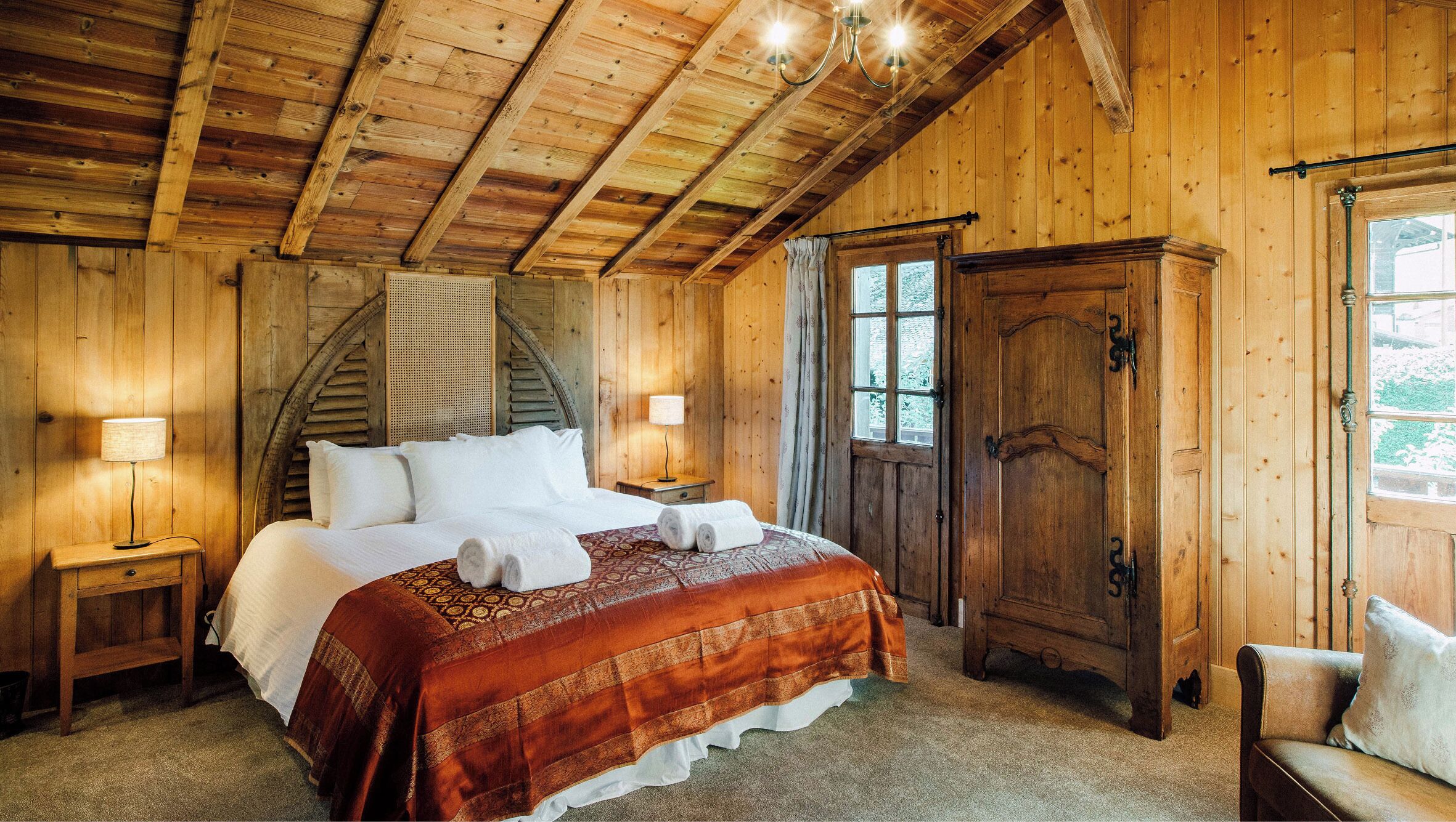 Habitación Deluxe doble, balcón, vistas a la montaña | Tabla de planchar con plancha, cuna de viaje, wifi gratis y ropa de cama