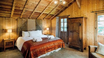 Habitación Deluxe doble, balcón, vistas a la montaña | Tabla de planchar con plancha, cuna de viaje, wifi gratis y ropa de cama