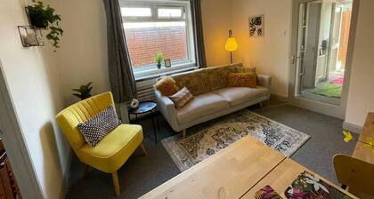 Cosy stylish 2-bedroom apartment easy access to Cardiff