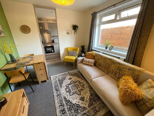 Cosy stylish 2-bedroom apartment easy access to Cardiff