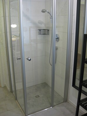 Shower, hair dryer, towels - Apartment 'Alte Schmiede' with Private Terrace, Shared Garden and Wi-Fi (Herbolzheim)