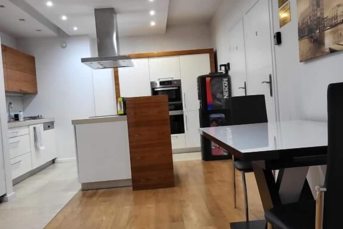 Classic Suite, Balcony, City View (APS127) | Blackout drapes, iron/ironing board, free WiFi