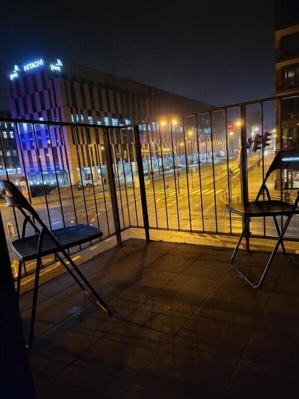 Comfort Suite, Balcony, City View (APS127) | Blackout drapes, iron/ironing board, free WiFi