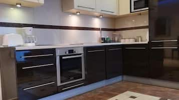 Suite Deluxe, balcón, vista a la ciudad (APS108) | Cocina privada | Refrigerador, microondas, parrilla de estufa y utensilios de cocina