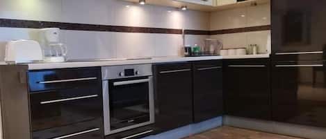 Deluxe Suite, Balcony, City View (APS108) | Private kitchen