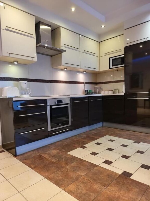 Deluxe Suite, Balcony, City View (APS108) | Private kitchen | Fridge, microwave, stovetop, cookware/dishes/utensils