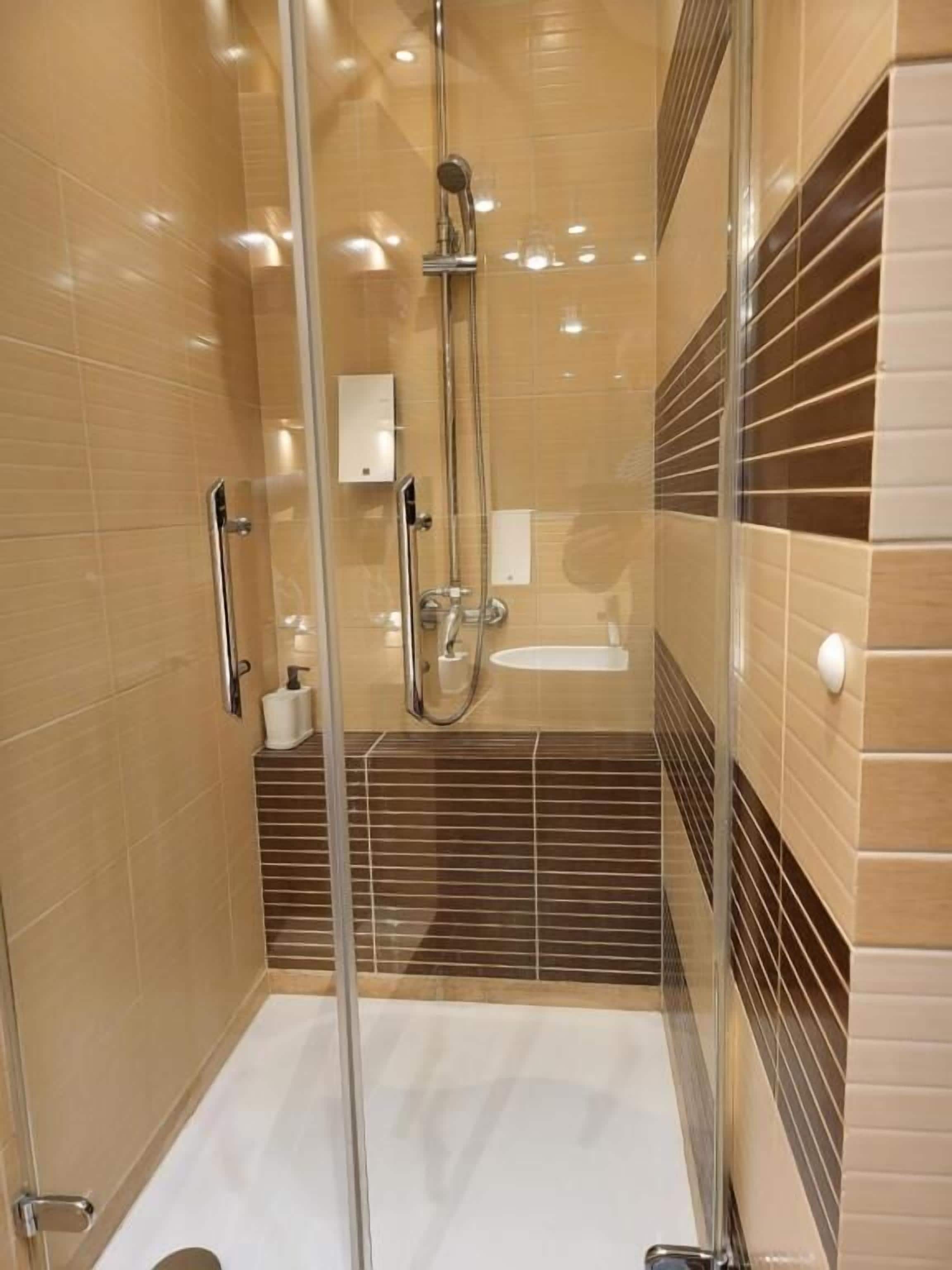 Deluxe Suite, Balcony, City View (APS108) | Bathroom | Hair dryer, towels, soap, shampoo