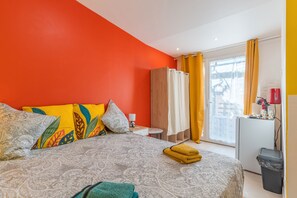 1 bedroom, bed sheets