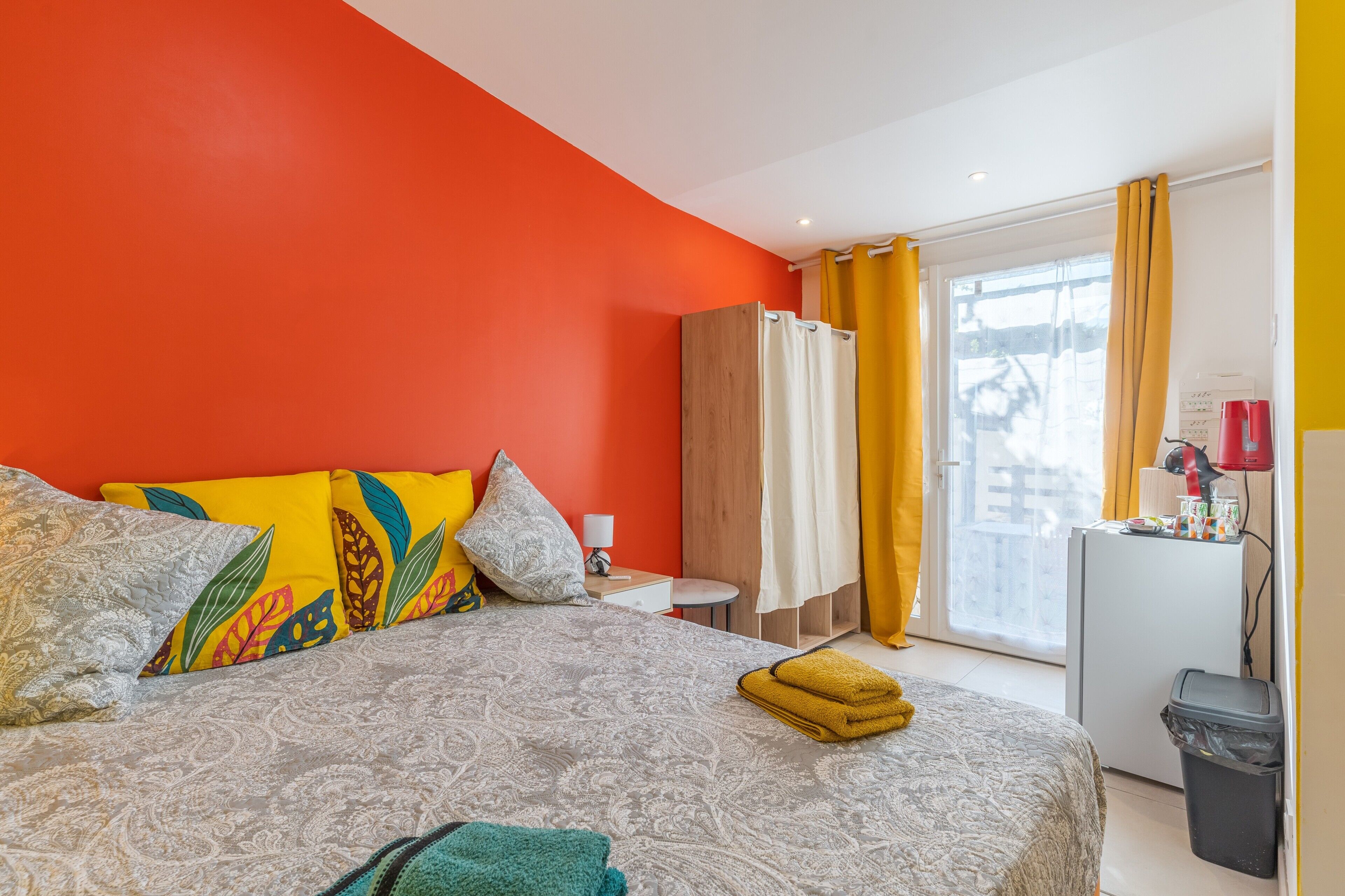 1 bedroom, bed sheets