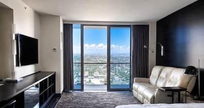 Palms Place Hotel Mountain View with Open Balcony