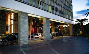 A hotel entrance with a modern design, featuring large pillars and a covered walkway. - Palms Place Hotel Mountain View with Open Balcony (Las Vegas)