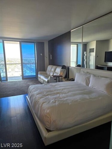 Palms Place Hotel Mountain View with Open Balcony