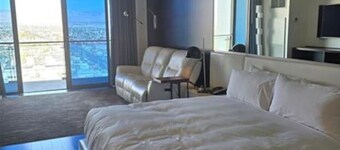 Palms Place Hotel Mountain View with Open Balcony