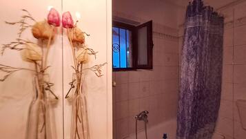 SĂšche-cheveux, serviettes fournies, savon, papier toilette