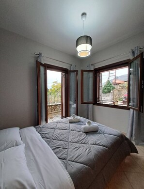 4 bedrooms, iron/ironing board, WiFi, bed sheets