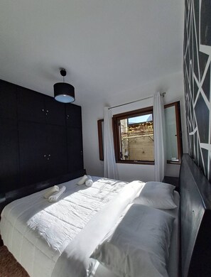 4 bedrooms, iron/ironing board, WiFi, bed sheets