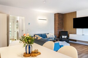 TV - Holiday Home 'Kuh' with Private Terrace, Balcony and Wi-Fi (Wilhelmshaven)