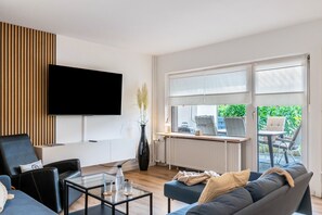 TV - Holiday Home 'Kuh' with Private Terrace, Balcony and Wi-Fi (Wilhelmshaven)