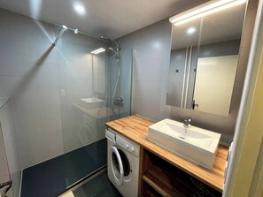 Douche, sèche-cheveux, papier toilette