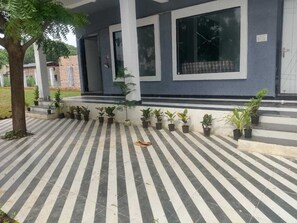 Room, 1 King Bed, Private Bathroom | Living area