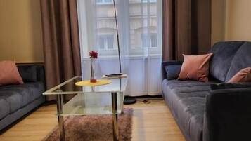Apartment (AP10) | Hypo-allergenic bedding, iron/ironing board, cribs/infant beds