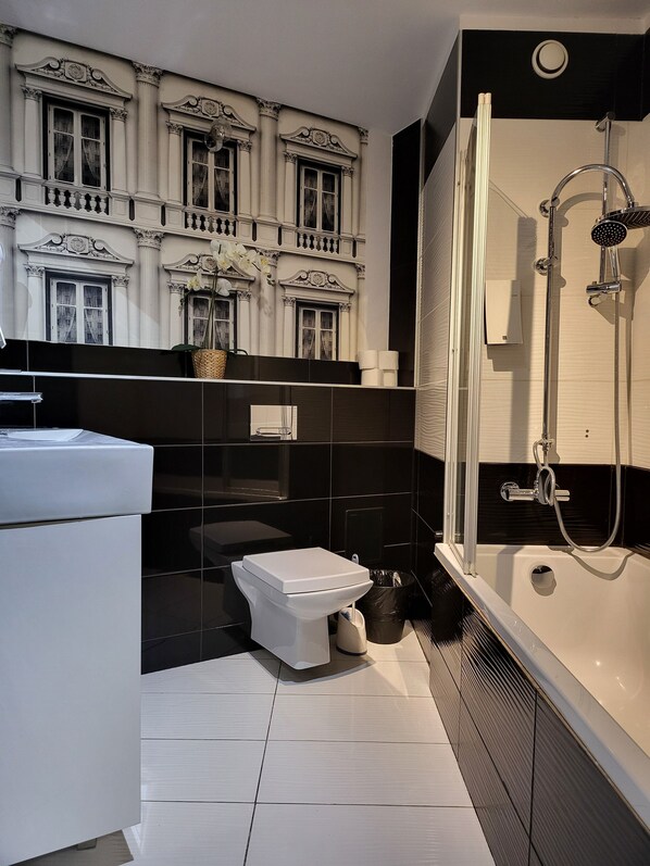 Bathroom | Shower, hair dryer, towels, soap - Amber Hostel (Kraków)