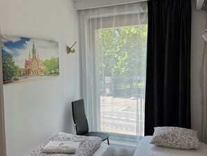 Hypoallergeen beddengoed, een strijkplank/strijkijzer, babybedden