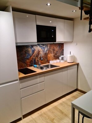 Deluxe Apartment (AP1112) | Iron/ironing board, free WiFi