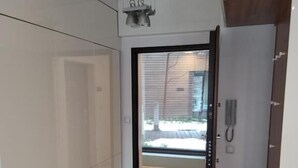 Un couloir avec une porte coulissante donnant sur un balcon.
