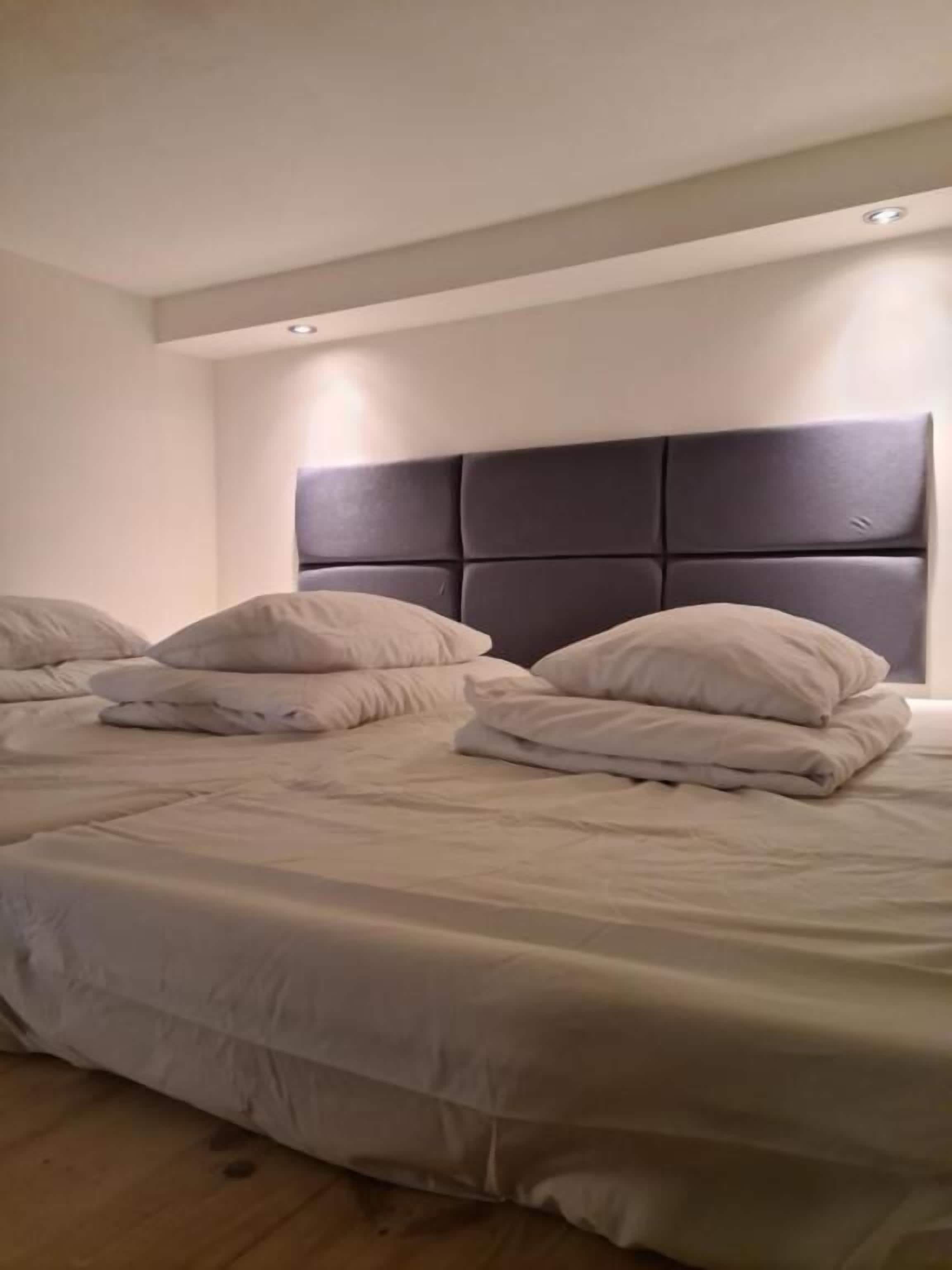 Deluxe Apartment (AP1112) | Hypo-allergenic bedding, iron/ironing board, cribs/infant beds