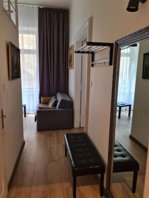 Deluxe Apartment (AP1112) | Iron/ironing board, free WiFi