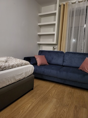 Ropa de cama hipoalergénica y tabla de planchar con plancha