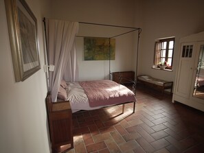 1 habitación, wifi y ropa de cama