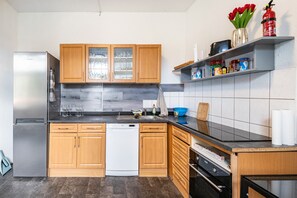 Kjøleskap, mikrobølgeovn, ovn og kokeplater