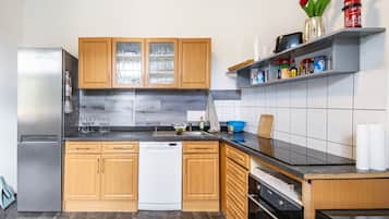 Cafetera y tetera, refrigerador, microondas y horno