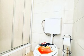 Shower, hair dryer, towels, soap - Well-Located Room in Shared Flat | Steps FAC Platz (Vienna)