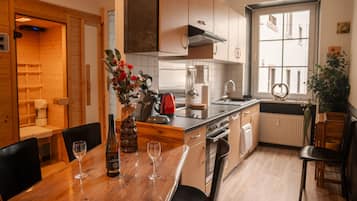 Fridge, oven, stovetop, dishwasher