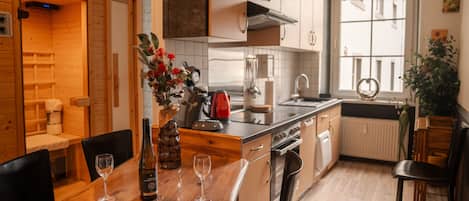 Frigorífico, horno, placa de cocina y lavavajillas