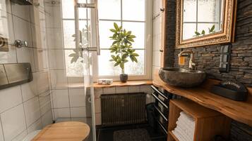 Regadera, secadora de cabello, toallas