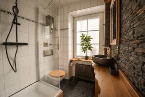 Bruser, hårtørrer, håndklæder