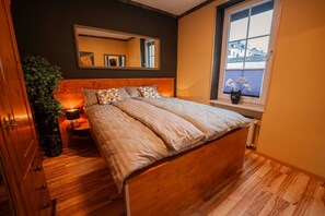 1 dormitorio, tabla de planchar con plancha, wifi y ropa de cama